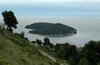 L'île de Lokrum en Croatie. L'île de Lokrum vue depuis le mont Saint-Serge. Cliquer pour agrandir l'image.